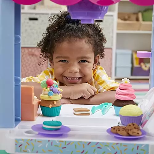 Play-Doh Sweet Snacks Food Truck Playset featuring 12 vibrant modeling cans for creative play and educational fun, perfect for imaginative kids.