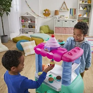 Play-Doh Sweet Snacks Food Truck Playset: Engage in interactive learning with 12 vibrant Play-Doh cans, perfect for creative snack-making fun.