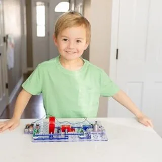 Hands-on learning with Snap Circuits Extreme SC-750, featuring educational solar power projects to enhance STEM skills and understanding of renewable energy.
