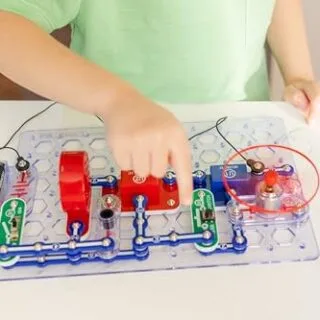Explore solar energy with the Snap Circuits Extreme SC-750. Includes a comprehensive guide for engaging educational electronics projects.