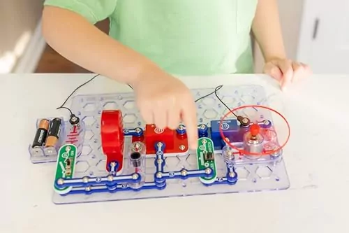 Explore solar energy with the Snap Circuits Extreme SC-750. Includes a comprehensive guide for engaging educational electronics projects.