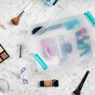 Optimize classroom and craft storage with this 4-pack of 6 qt storage bins featuring secure lids, perfect for organizing supplies efficiently.